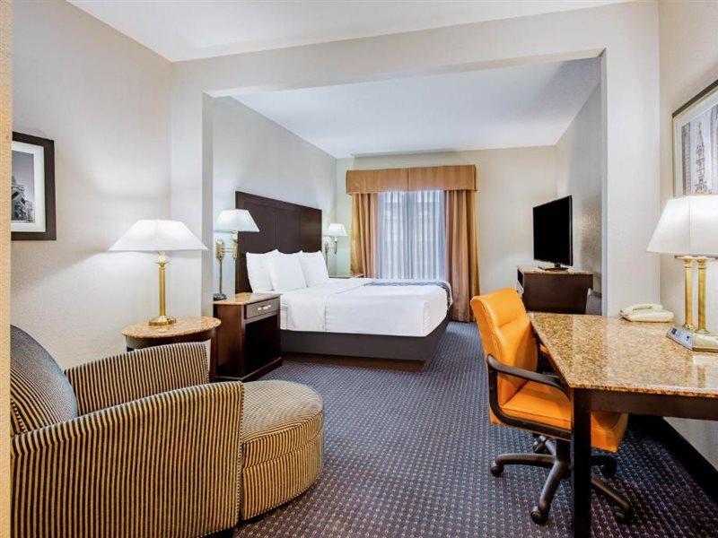 Отель La Quinta By Wyndham Mt. Laurel - Philadelphia Маунт-Лорел Экстерьер фото